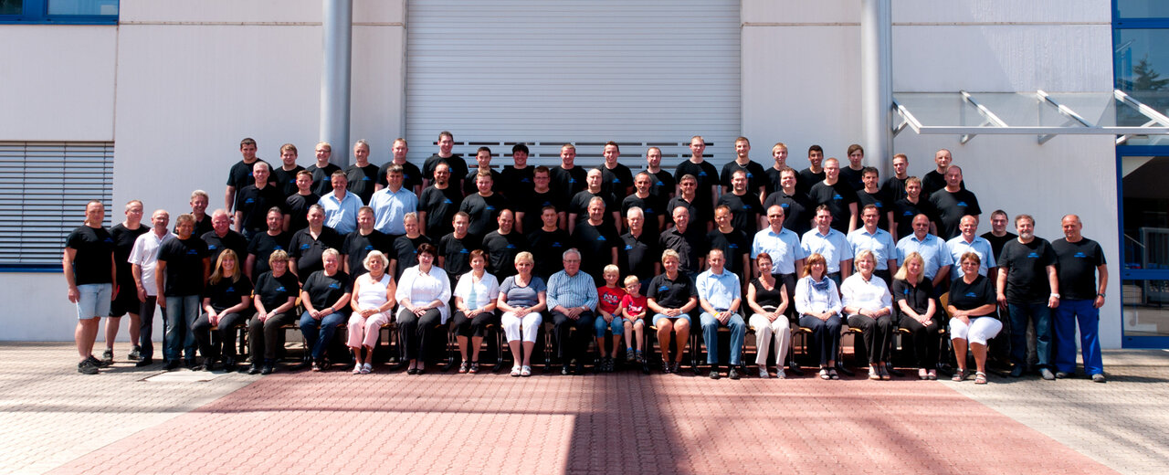 Das Team der Walter Pottiez GmbH vor dem Firmengebäude in Sulzfeld